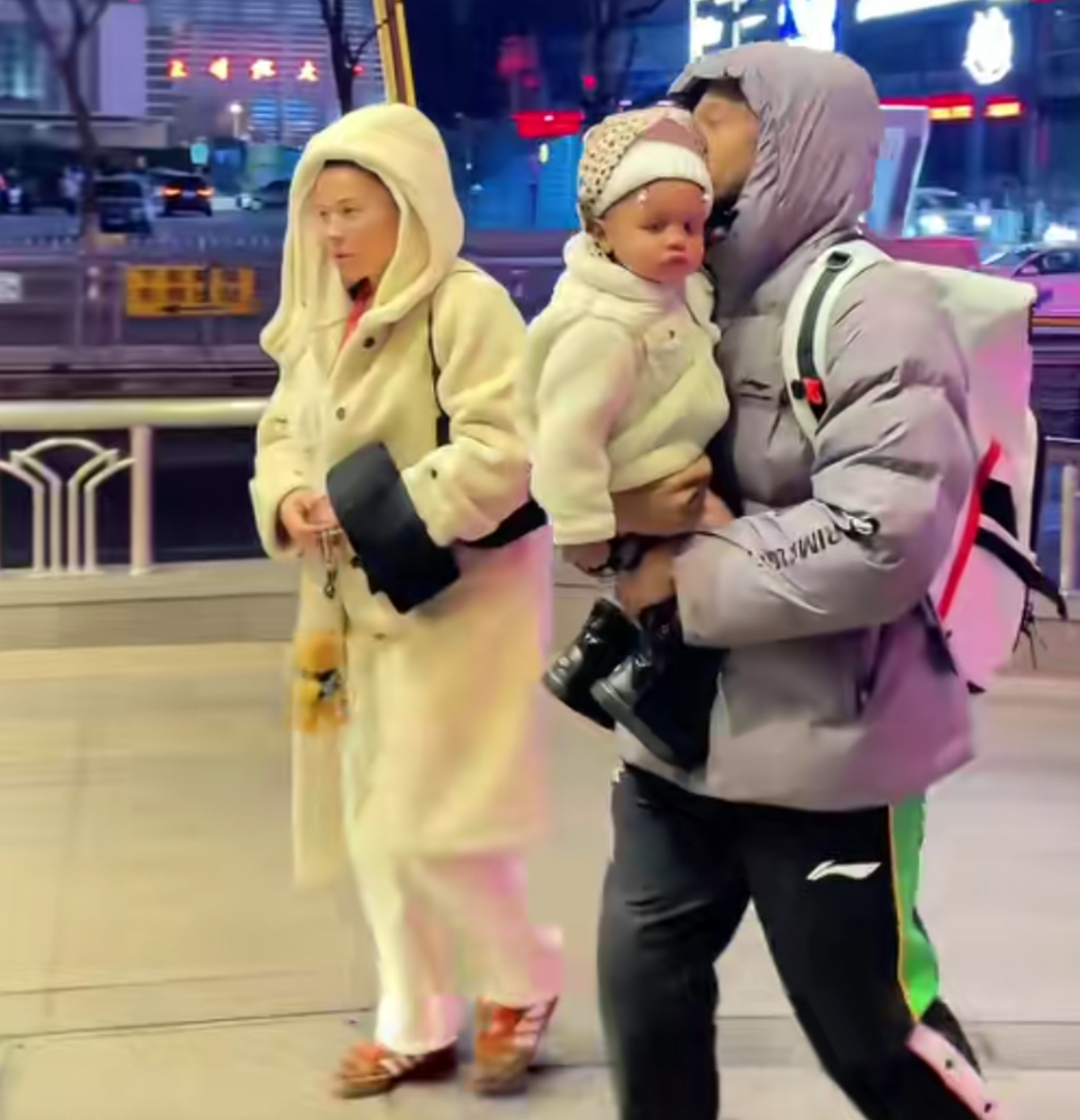 开云-伤心！辽宁队小外援带着老婆、孩子默默地离开沈阳 无人送别