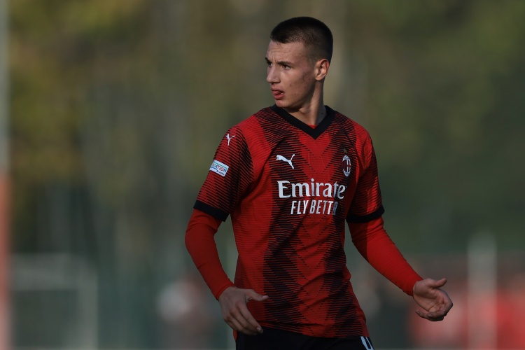 开云品牌-斯基拉：卡马达未来几天内从莱切返回米兰，下半赛季将留队效力